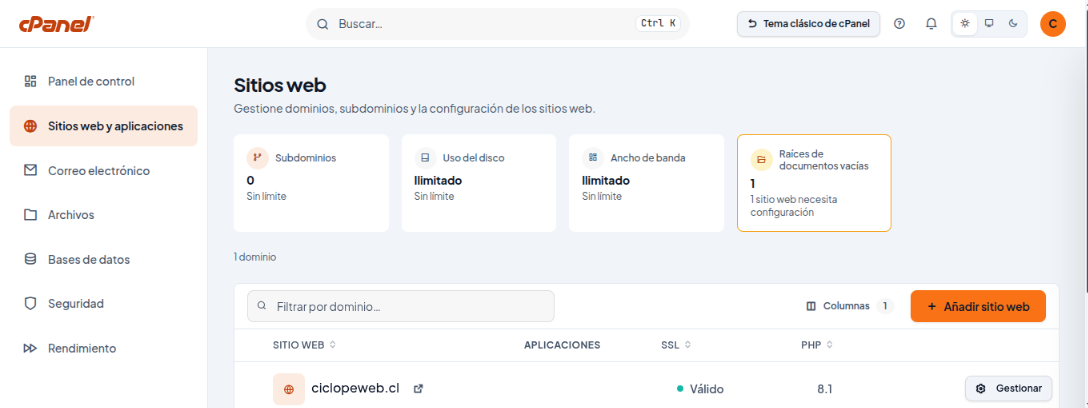 Sección Sitios web del nuevo cPanel con la lista de dominios, estado SSL, versión de PHP y botón Añadir sitio web