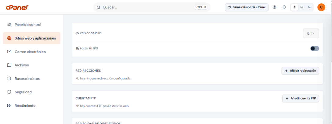 Pestaña Configuración con los bloques Versión de PHP, Forzar HTTPS, Redirecciones y Cuentas FTP